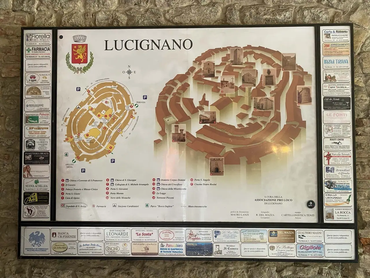 Turistická mapa středověkého městečka Lucignano s půdorysem koncentrických ulic a označenými památkami, kterou jsme studovali před naší rodinnou procházkou