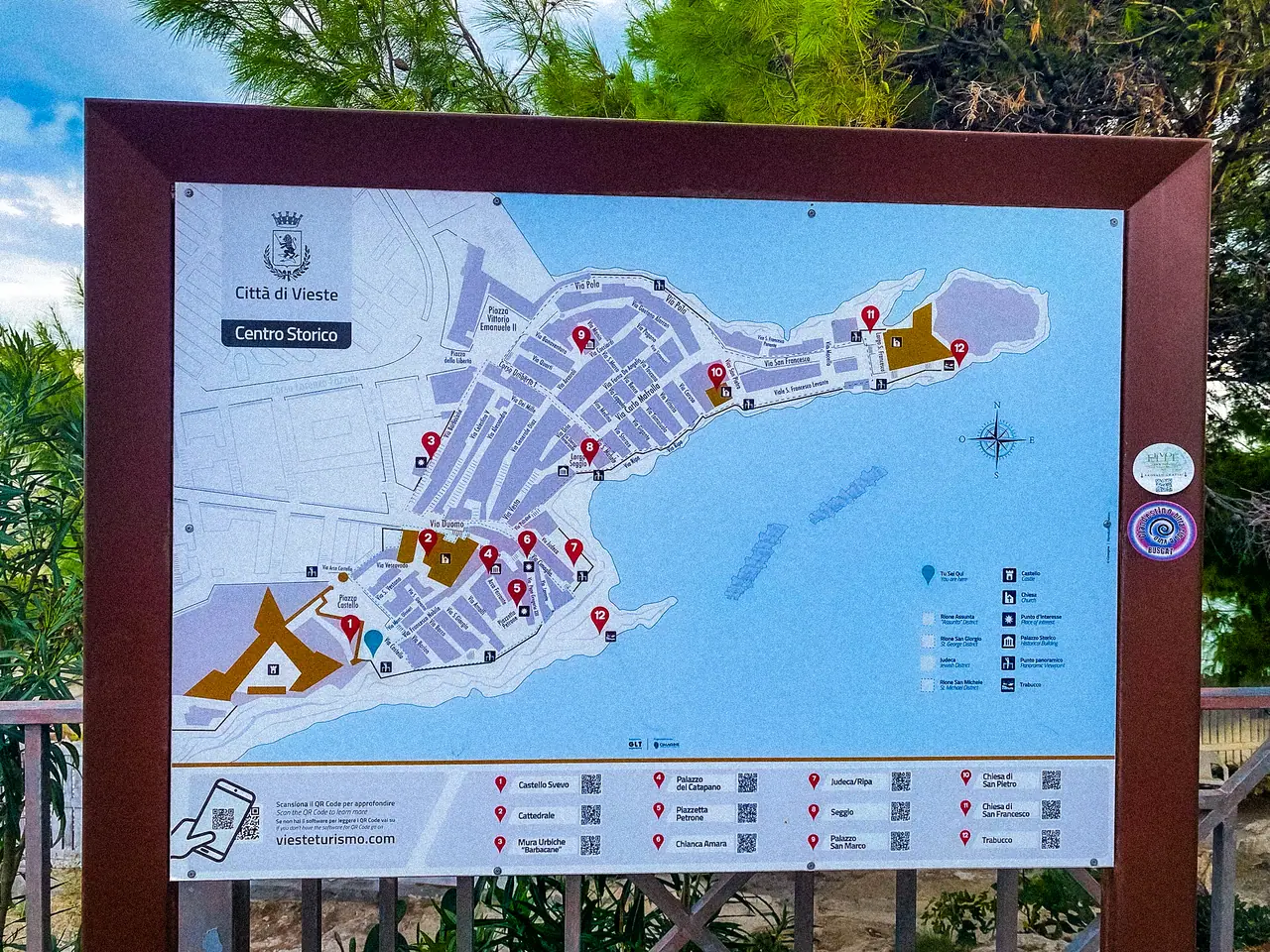 Mapka historického centra Vieste s hlavními památkami a uličkami
