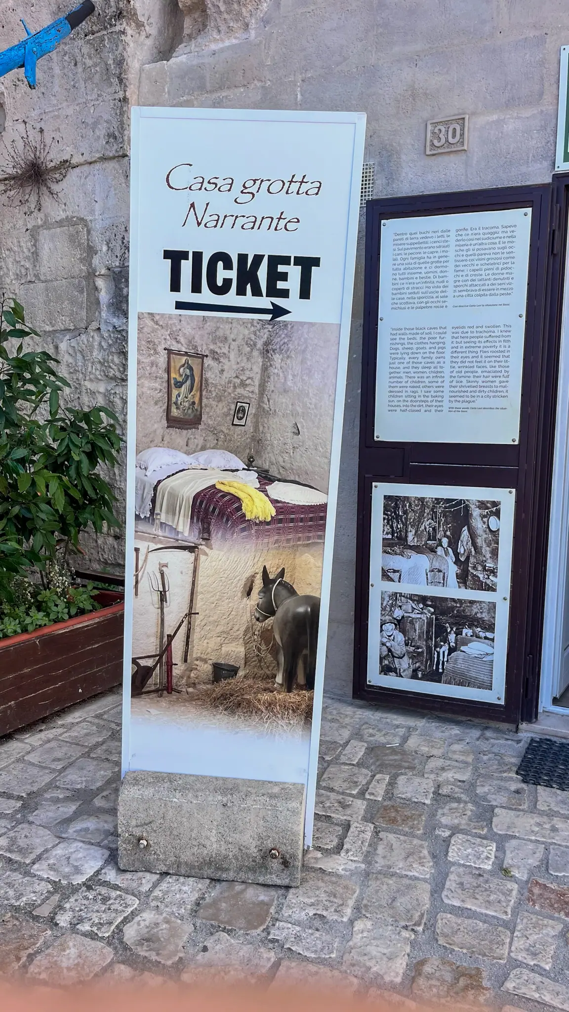 Expozice o každodenním životě v jeskynních domech Matery