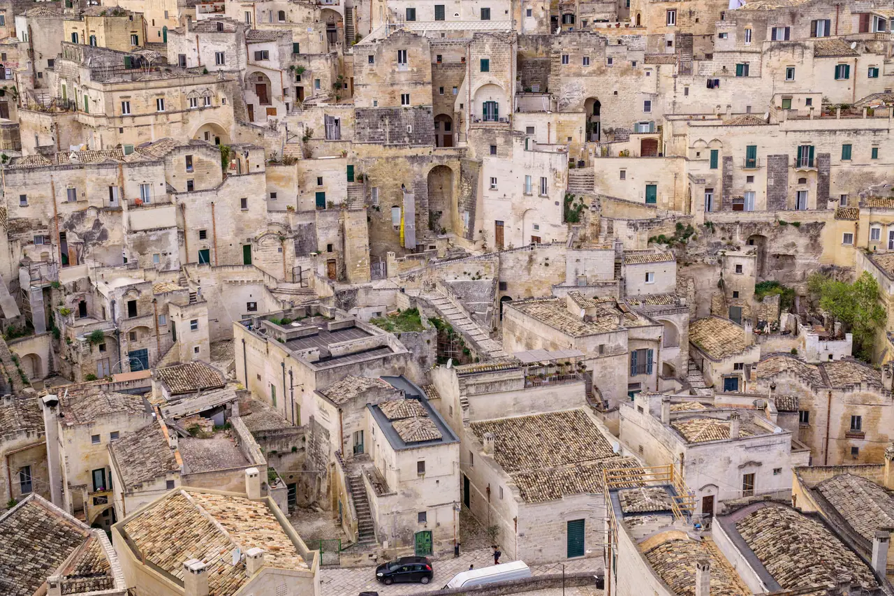 Novější část města Matera s upravenými domy a modernější architekturou