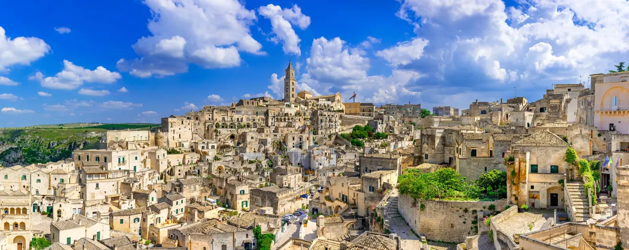 Panoramatický pohled na historické kamenné město Matera v jižní Itálii při západu slunce