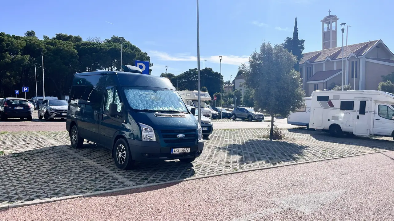 Bezplatné parkoviště Via Carlo Levi v Materě – ideální pro dodávky a karavany