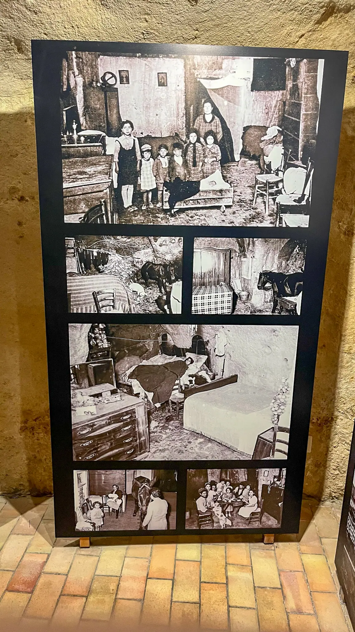 Historické fotografie ukazující, jak lidé v Mateře žili ve vytesaných domech společně se zvířaty
