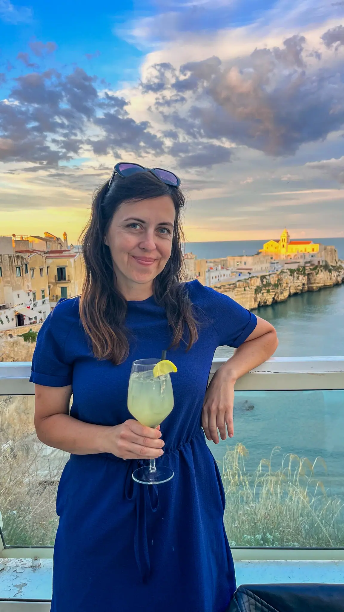 Monča si vychutnává drink při západu slunce ve Vieste