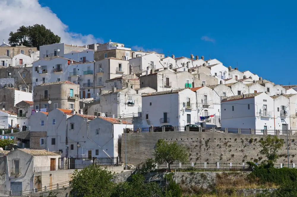 Monte Sant’Angelo – poutní místo v horách Gargana s výhledem na krajinu a bílými domy