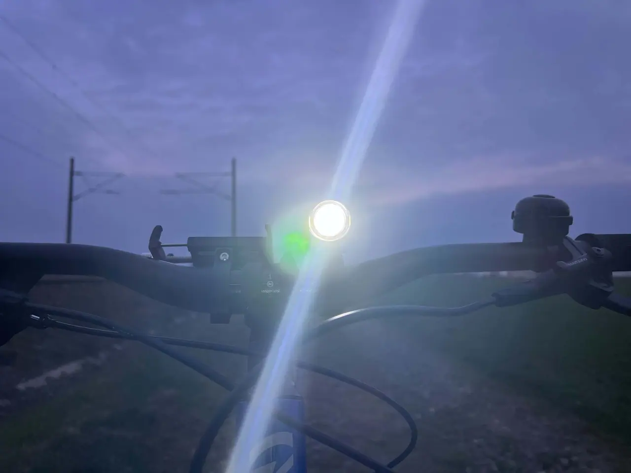 Testujeme Moon Meteor X Auto Pro světlo na kole během večerní jízdy s jasným paprskem a zeleným indikátorem
