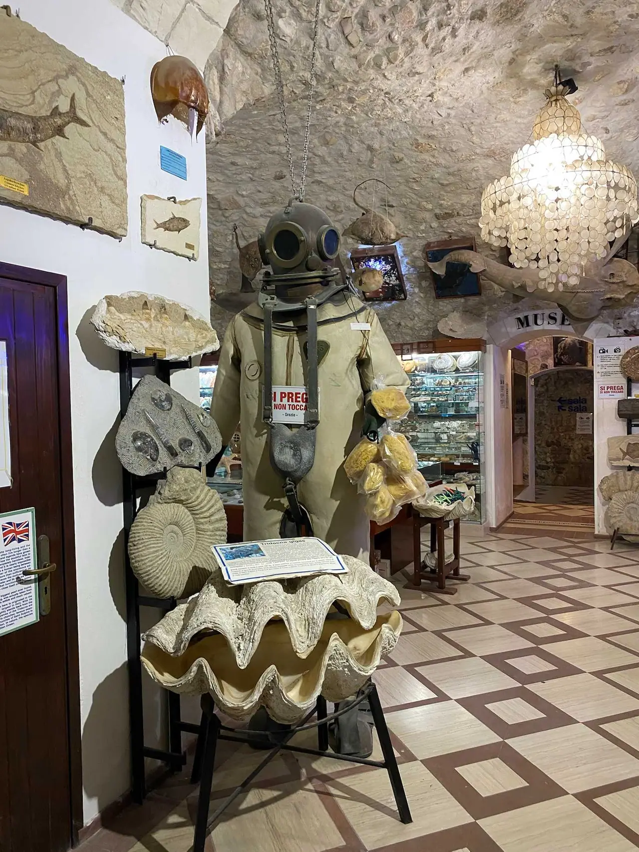 Muzeum v Vieste s potápěčským oblekem, fosíliemi amonitů a mušlí, kam jsme vzali Nikolku a Filípka objevovat pravěk