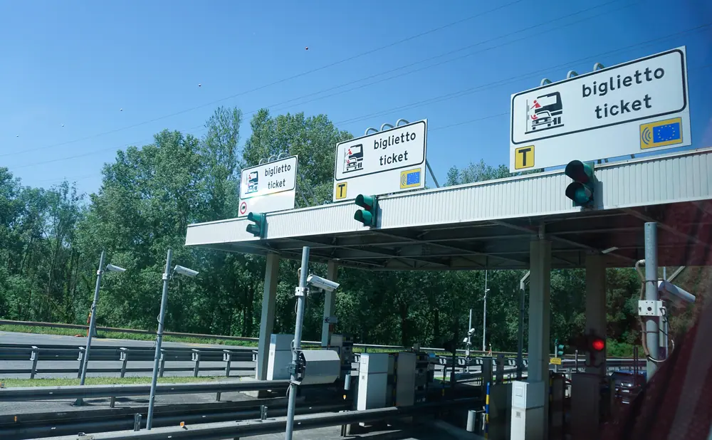 Mýtná brána na italské dálnici s cedulemi biglietto ticket