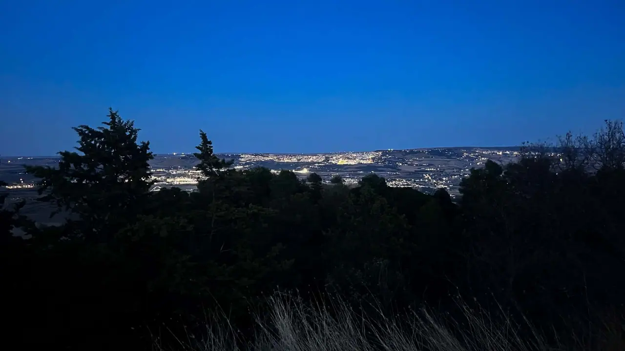 Noční výhled na město Matera z kopce Timmari