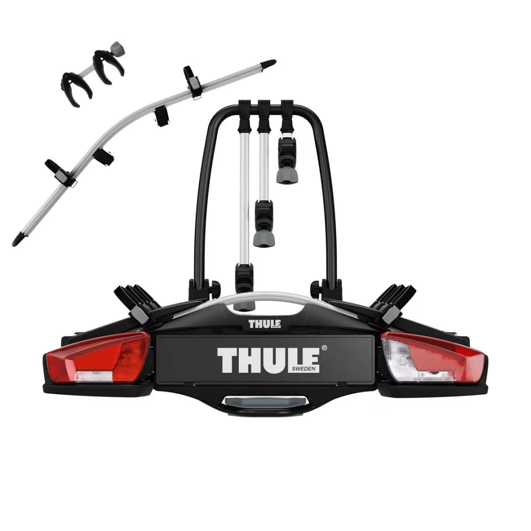 Černý nosič na čtyři kola Thule VeloCompact 926+1 s rozloženými držáky a rámem pro montáž na tažné zařízení auta