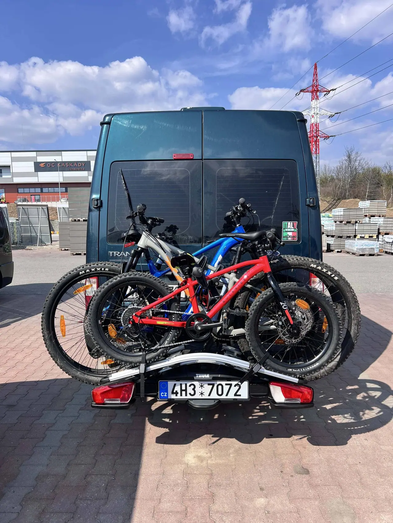 Náš nosič Thule VeloCompact se čtyřmi koly připevněný na zadní části auta během naší cesty
