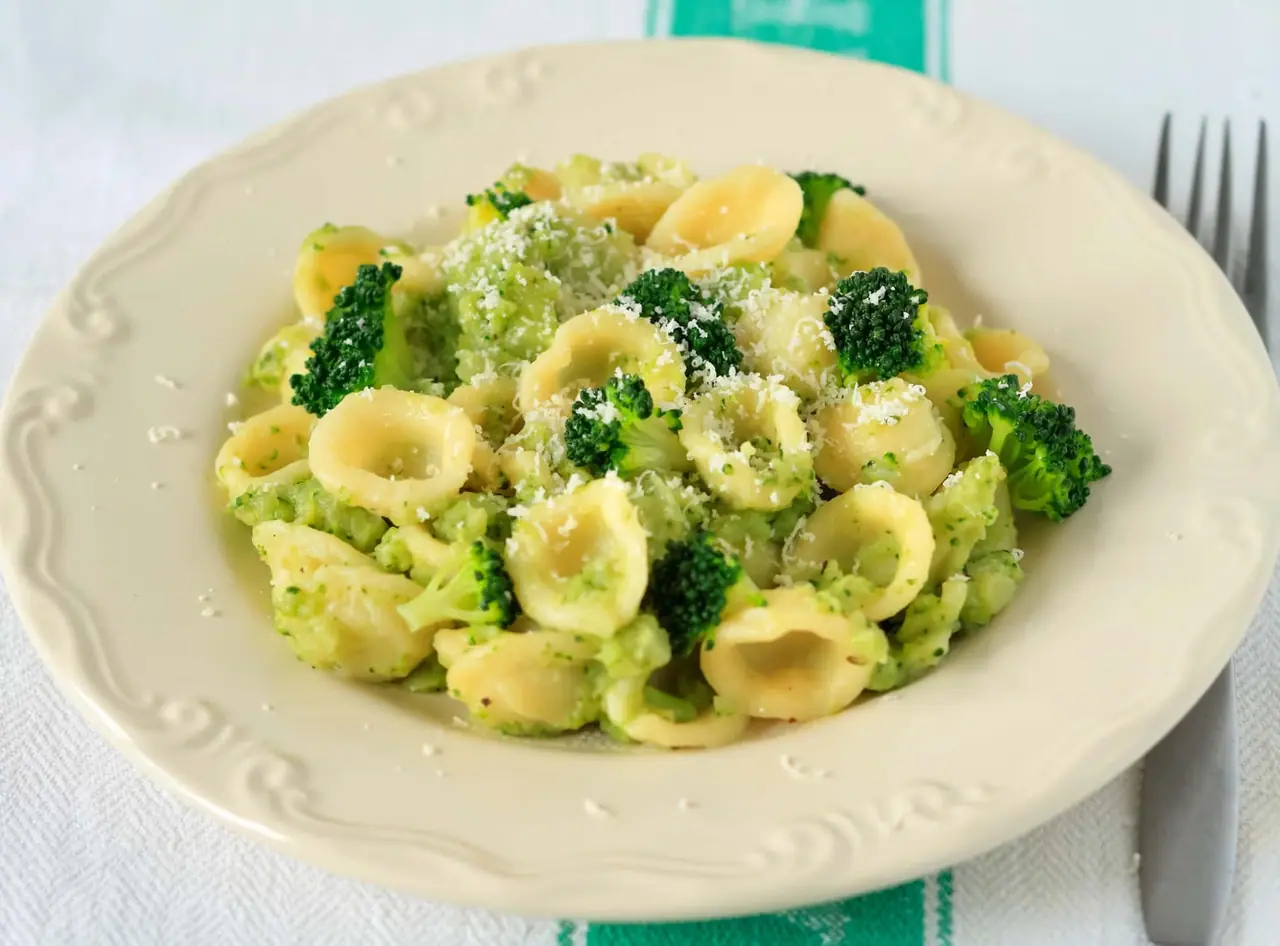 Talíř orecchiette těstovin s čerstvou brokolicí posypané strouhaným parmazánem, který jsme ochutnali v tradiční italské kuchyni
