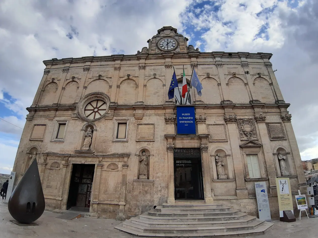Barokní palác Palazzo Lanfranchi ze 17. století s bohatě zdobenou fasádou v historickém centru Matery