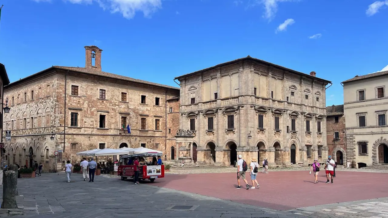 Hlavní náměstí Piazza Grande v Montepulcianu s renesančními paláci, kde jsme s Monči a dětmi obdivovali travertinové fasády a arkády