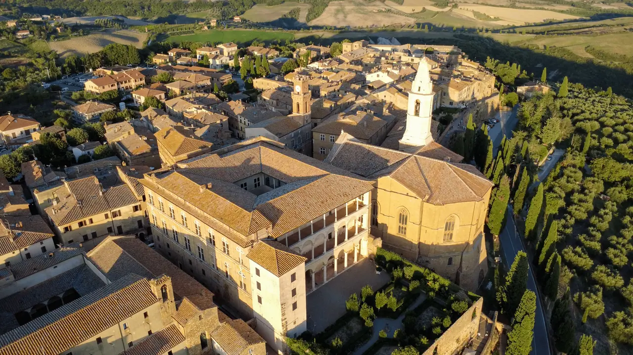 Pienza z dronu: katedrála, palác Piccolomini a krajina Val d'Orcia při západu slunce