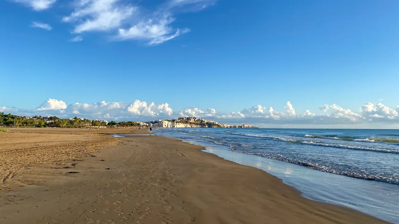 Prostorná písečná pláž ve Vieste na poloostrově Gargano