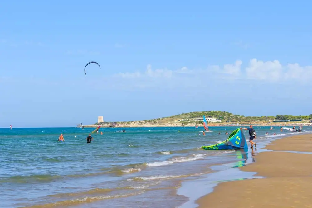 Dlouhá písečná pláž Scialmarino u Vieste s jemným zlatavým pískem a tyrkysovým mořem