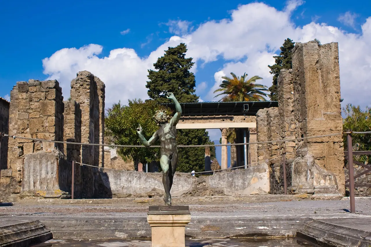 Atrium Domu Fauna v Pompejích s bronzovou sochou tančícího fauna