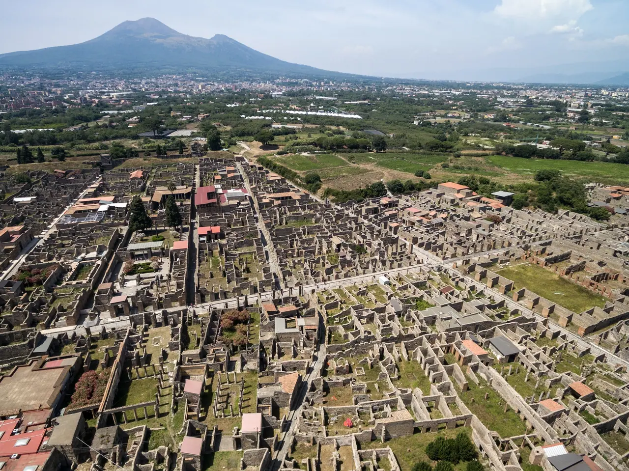 Letecký pohled na Pompeje s horou Vesuv v pozadí
