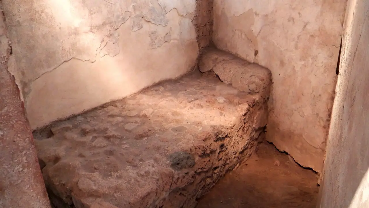 Lupanar v Pompejích – kamenné lůžko a fresky s erotickými výjevy