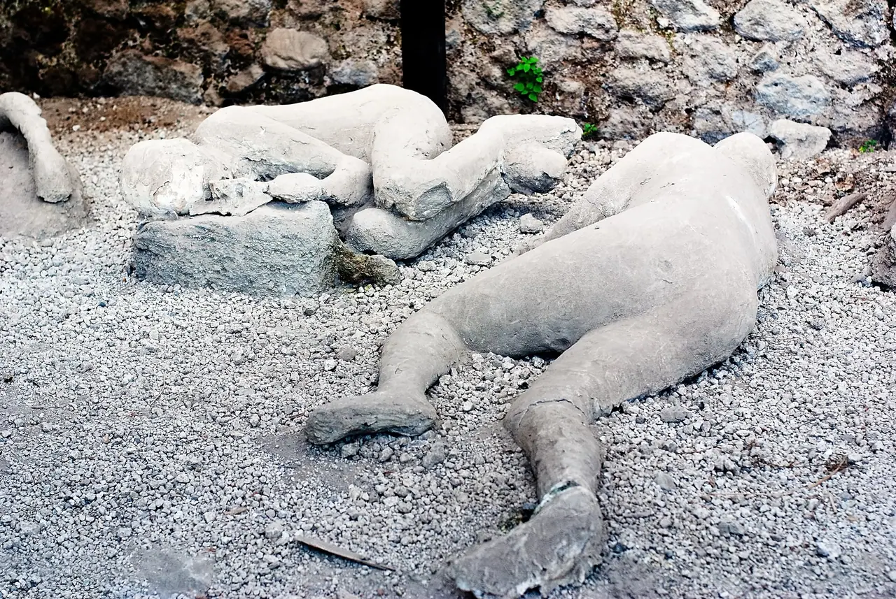 Odlitky těl obyvatel Pompejí zasypaných při erupci Vesuvu
