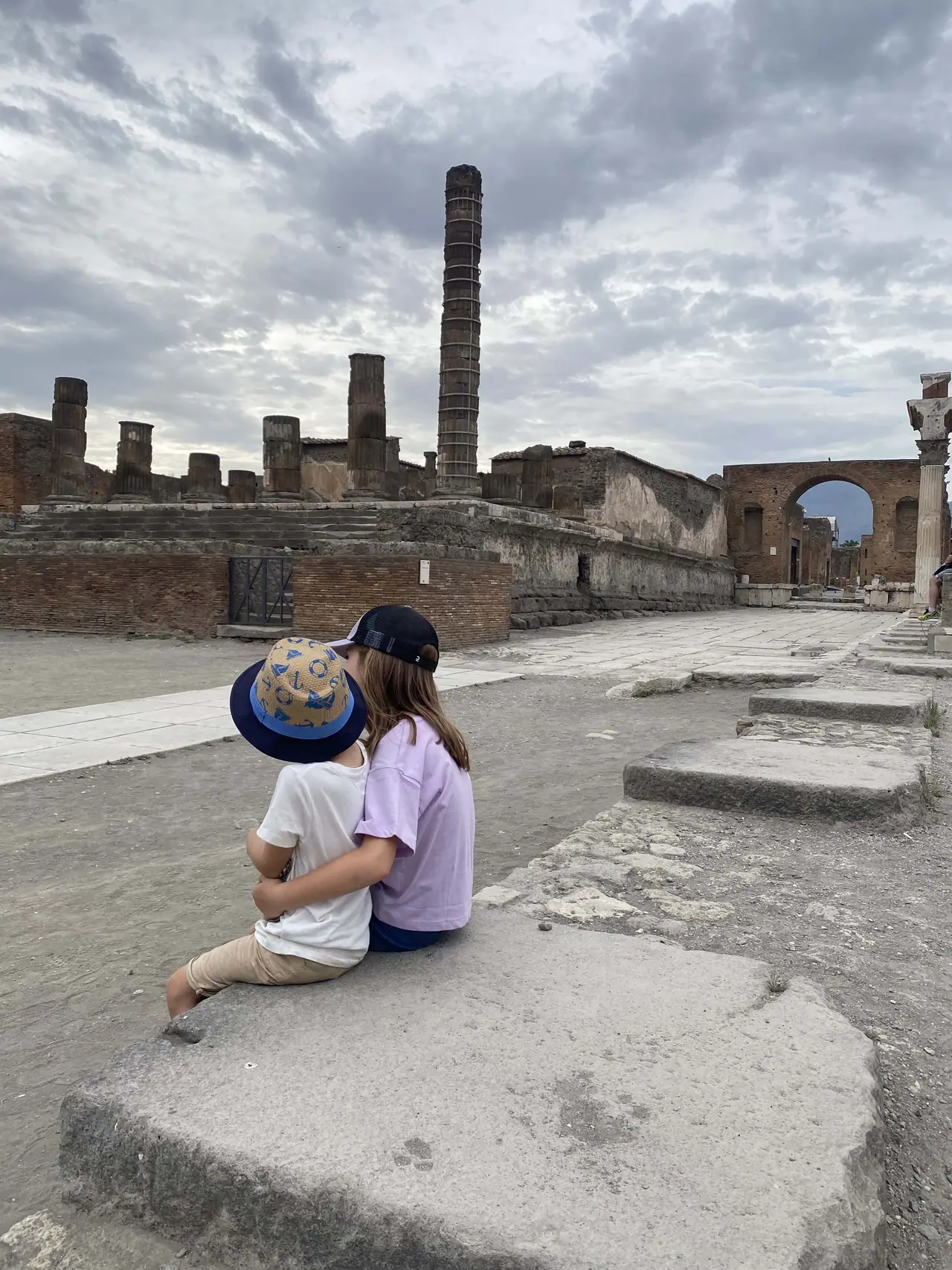 Už při vstupu do Pompejí cítíte, že tohle nebude jen obyčejný výlet. Pohled na první ulice a ruiny dávného města vás přenese do minulosti, která jako by nikdy neskončila.