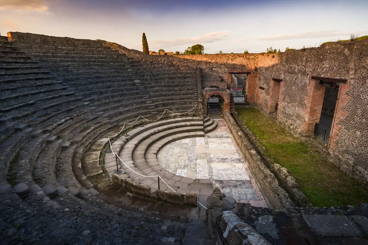Velké divadlo v Pompejích – Teatro Grande s výhledem na hlediště a scénu