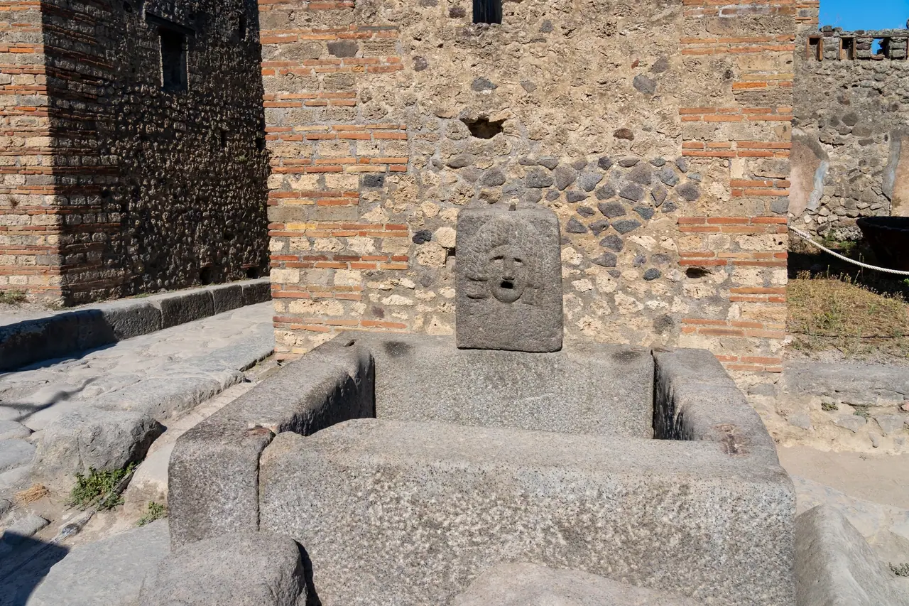 Veřejné kašny byly v Pompejích běžnou součástí každodenního života. Sloužily k pití, mytí i zásobování domácností vodou. Díky důmyslnému vodovodnímu systému mělo město přístup k čerstvé vodě na každém rohu.