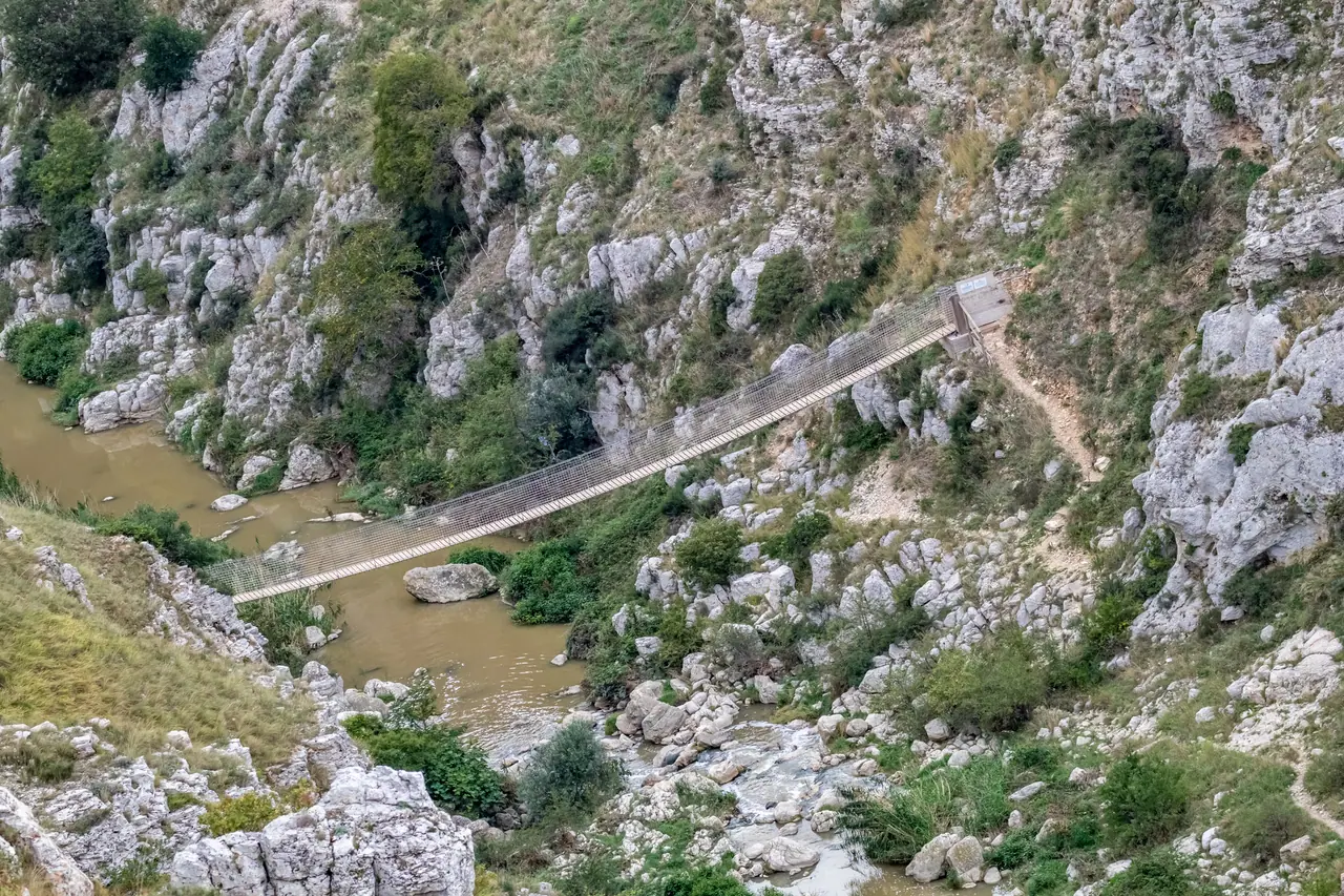 Závěsný most Ponte Tibetano della Gravina nad kaňonem v Materě