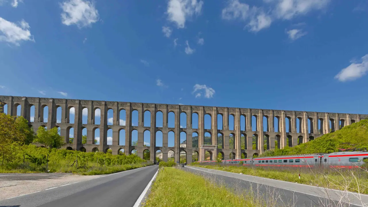 Ponti della Valle (Mosty údolí) – ikonická tříúrovňová struktura s oblouky, která přemosťuje údolí Maddaloni. Dosahuje výšky 60 metrů a délky asi 500 metrů.
