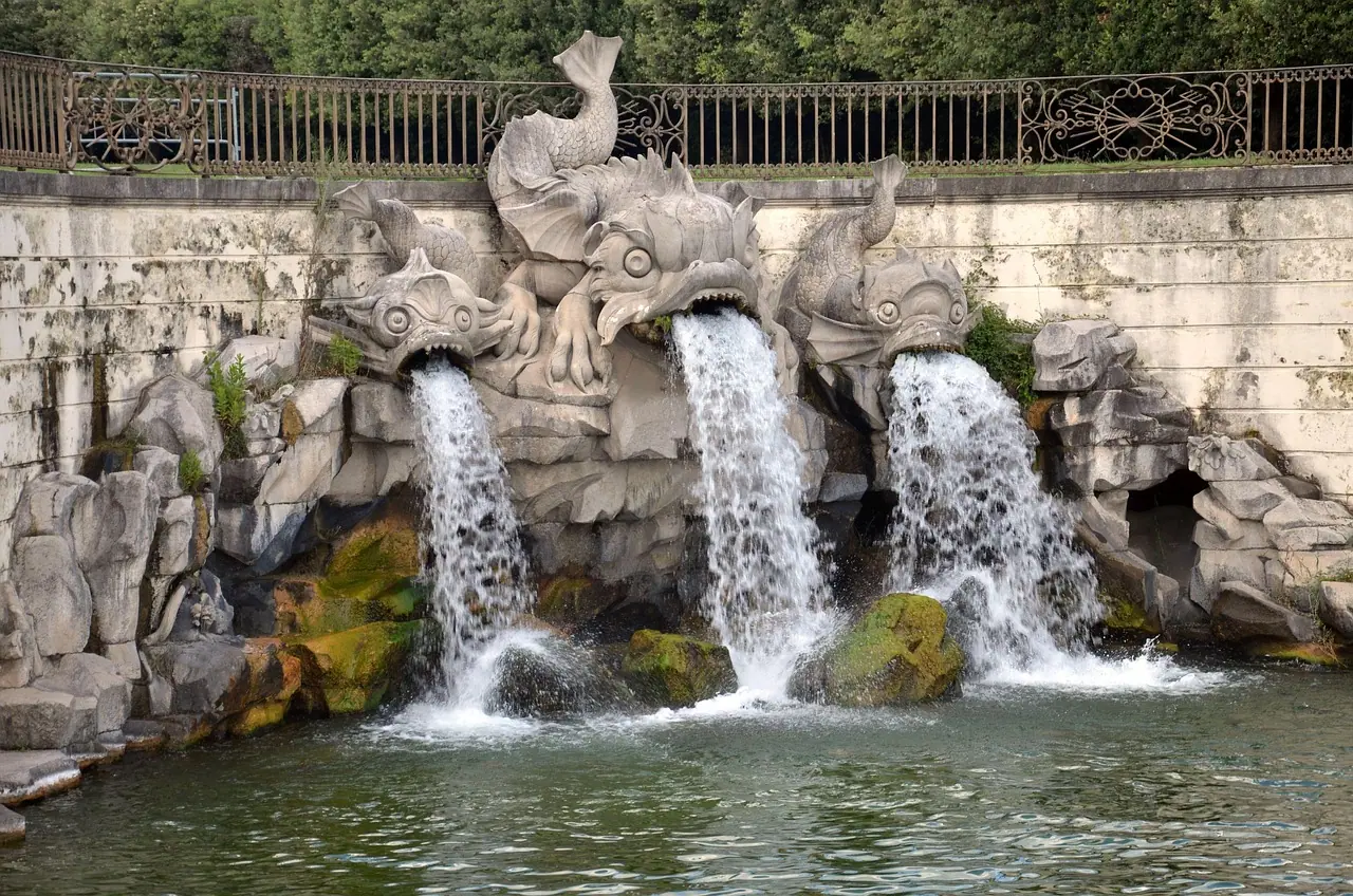 Fontána delfínů (Fontana dei Delfini) je jednou z prvních fontán v královských zahradách Reggia di Caserta. Nachází se podél Vodní cesty (Via d’Acqua) a představuje dvě stylizované sochy delfínů, které symbolizují eleganci a harmonii mezi vodním živlem a uměním.