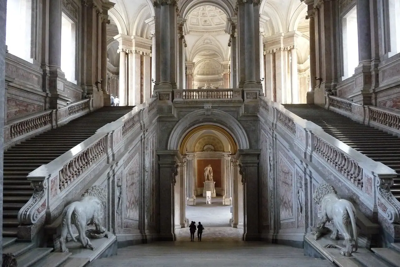 Uvnitř Královského paláce v Casertě se nachází monumentální Velké královské schodiště (Scalone d’Onore), které je jedním z architektonických skvostů paláce.