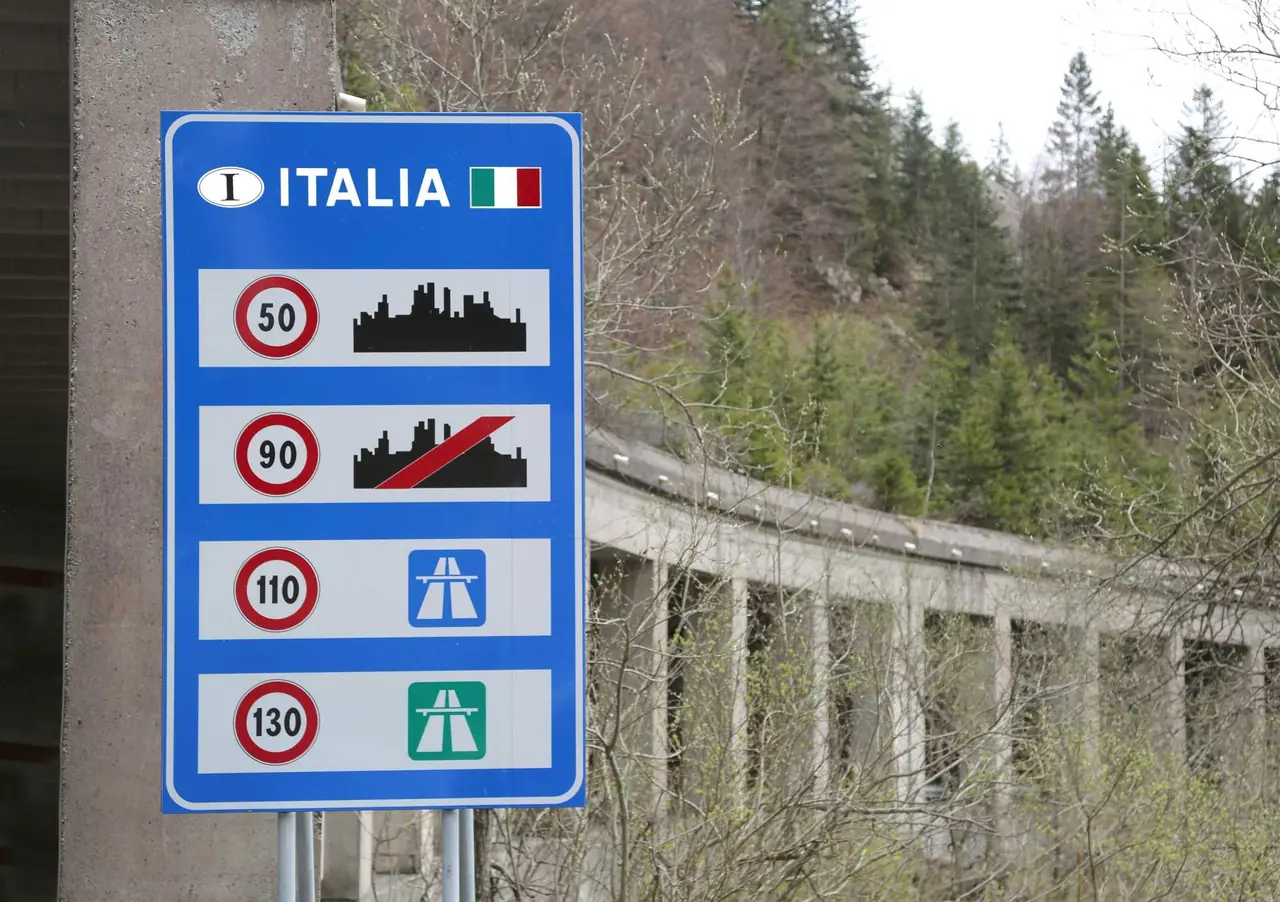Modrá dopravní cedule s italskými rychlostními limity - padesát v obci, devadesát mimo obec, sto deset a sto třicet na dálnicích