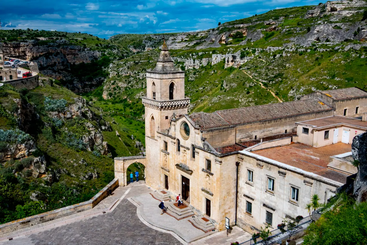 Kostel San Pietro Caveoso se zvonicí na okraji kaňonu Gravina v Mateře