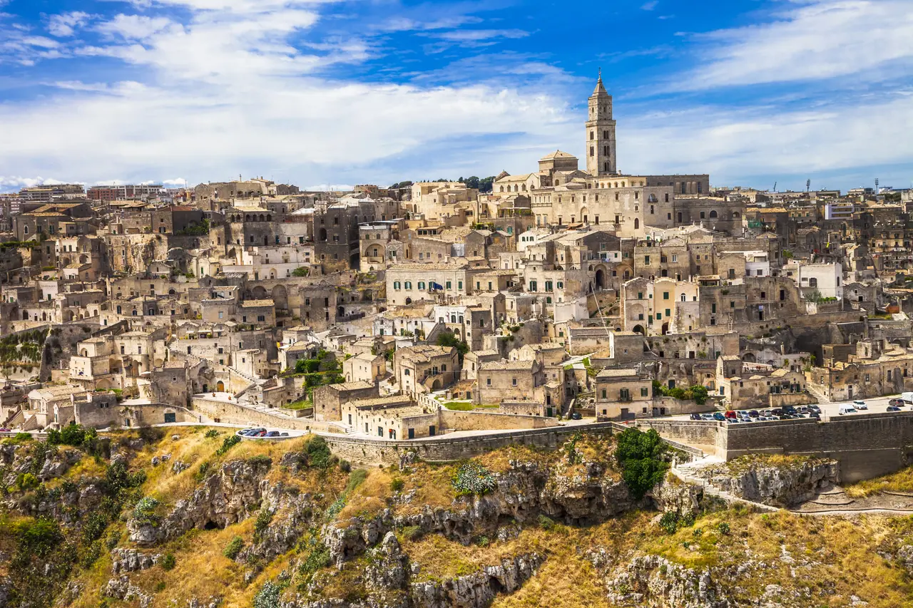 Panoramatický pohled na historické jeskynní čtvrti Sassi di Matera vytesané do skály v jižní Itálii