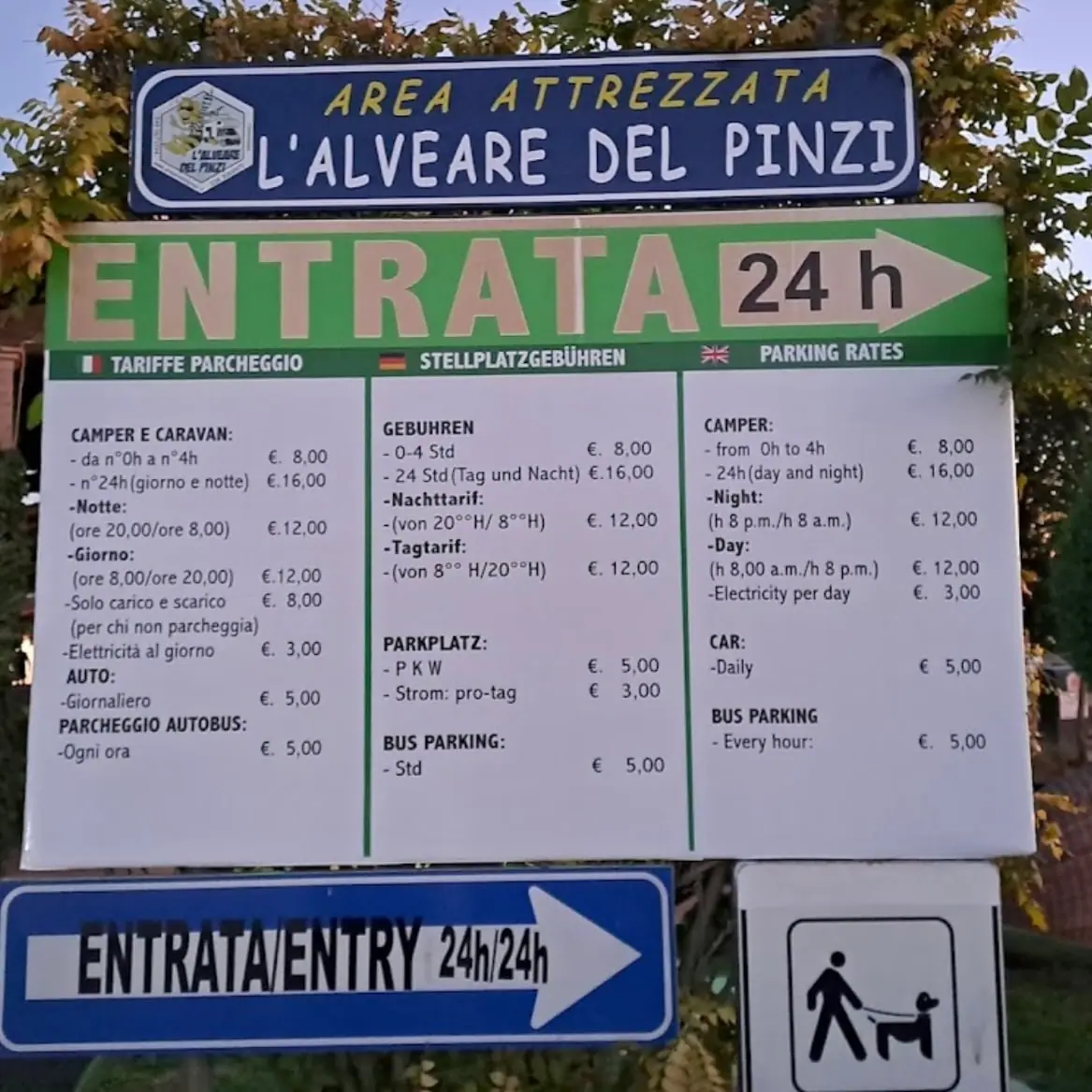 Kde zaparkovat u termálních lázní Cascate del Mulino?