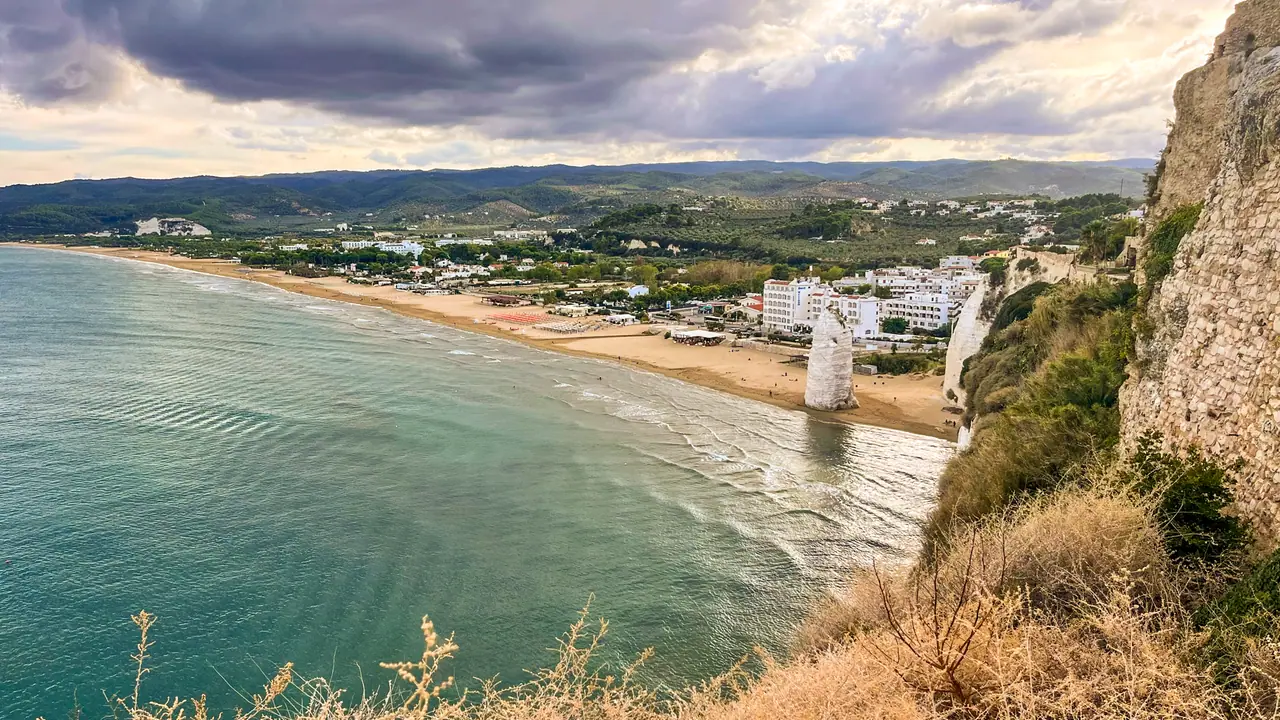 Výhled z pevnosti na pláž Spiaggia del Castello a monolit Pizzomunno ve Vieste