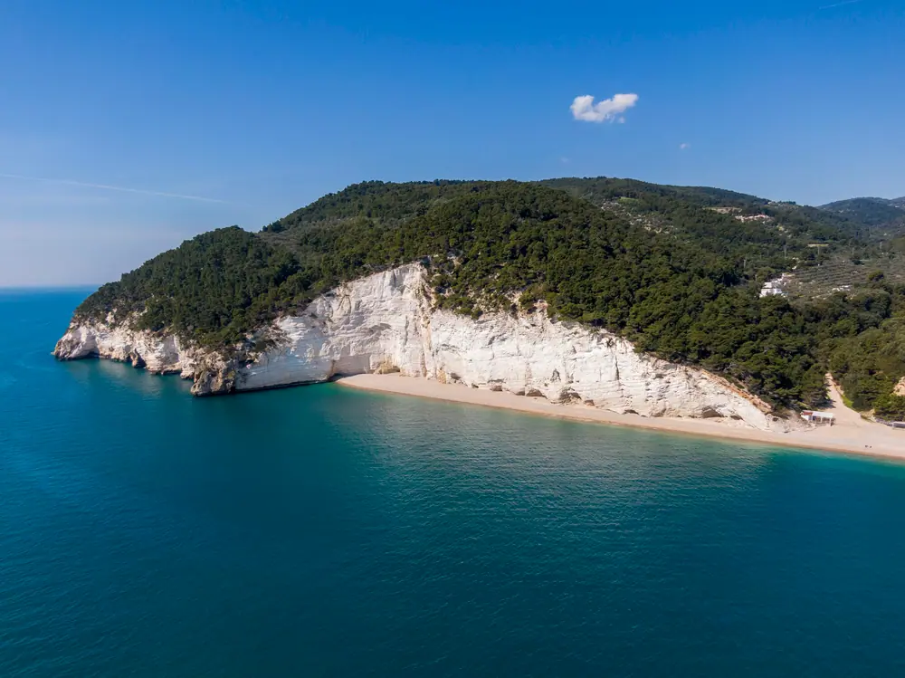 Spiaggia di Vignanotica mezi bílými útesy na poloostrově Gargano
