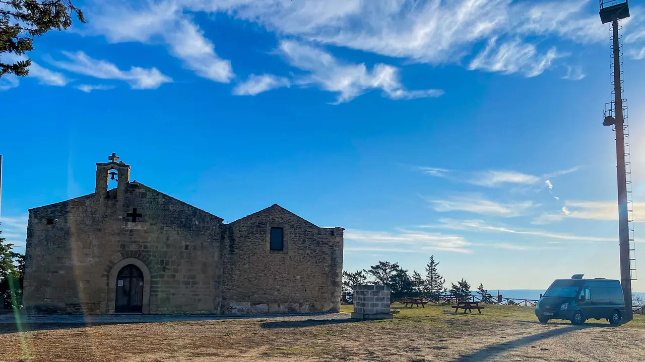 Vysoký kovový stožár vedle kostela San Salvatore v Timmari