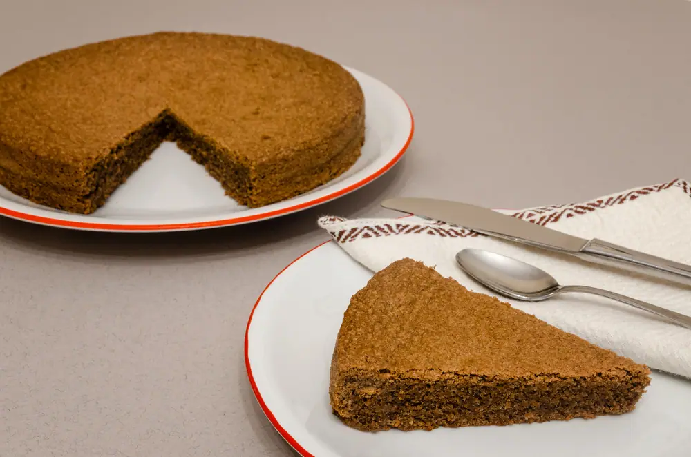 Lískooříškový koláč torta di nocciole na talířích