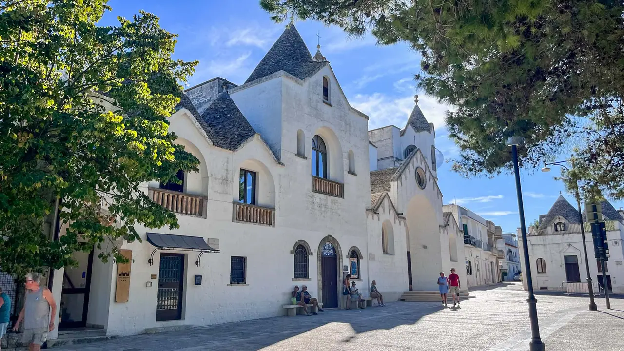Sant'Antonio - jedinečný dvoupatrový trullo domek s balkonem v Alberobellu, dnes fungující jako muzeum tradičního bydlení