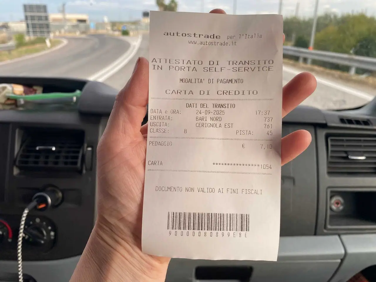 Zržím v ruce účtenku z italské dálnice Autostrade za sedm euro z cesty mezi Bari Nord a Cerignola Est