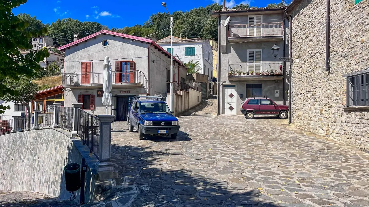 Vesnická pizzerie v oblasti Pollino, kde se večer scházejí místní obyvatelé