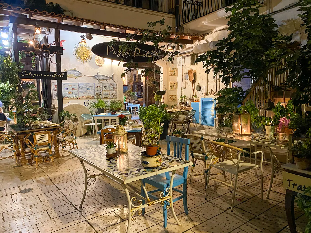 Večerní restaurace v italském městečku Vieste