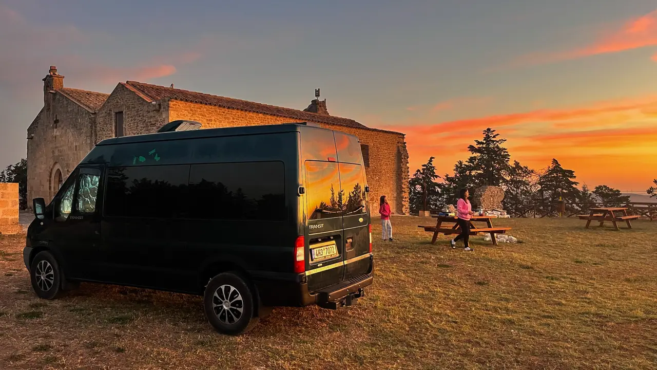 Východ slunce u kostela Timmari s naším Fordem Transit a piknikovými stoly