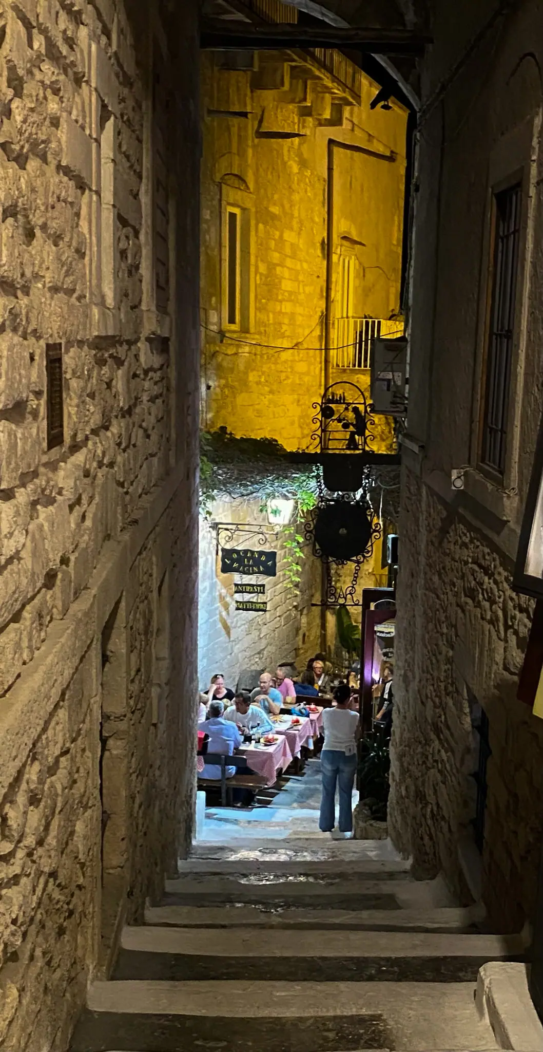 Zamilované páry v uličce ve Vieste