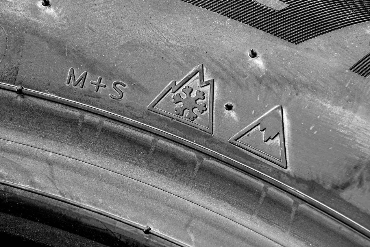 Detail boku pneumatiky s vyraženým označením M+S a symbolem hory se sněhovou vločkou 3PMSF, povinným v alpských oblastech Itálie