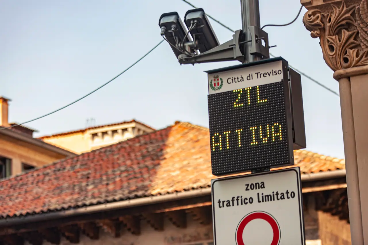 ZTL cedule s digitálním ukazatelem a kamerami monitorující SPZ